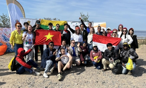 Sinh viên Việt Nam cùng bạn bè quốc tế tham gia hoạt động vì môi trường