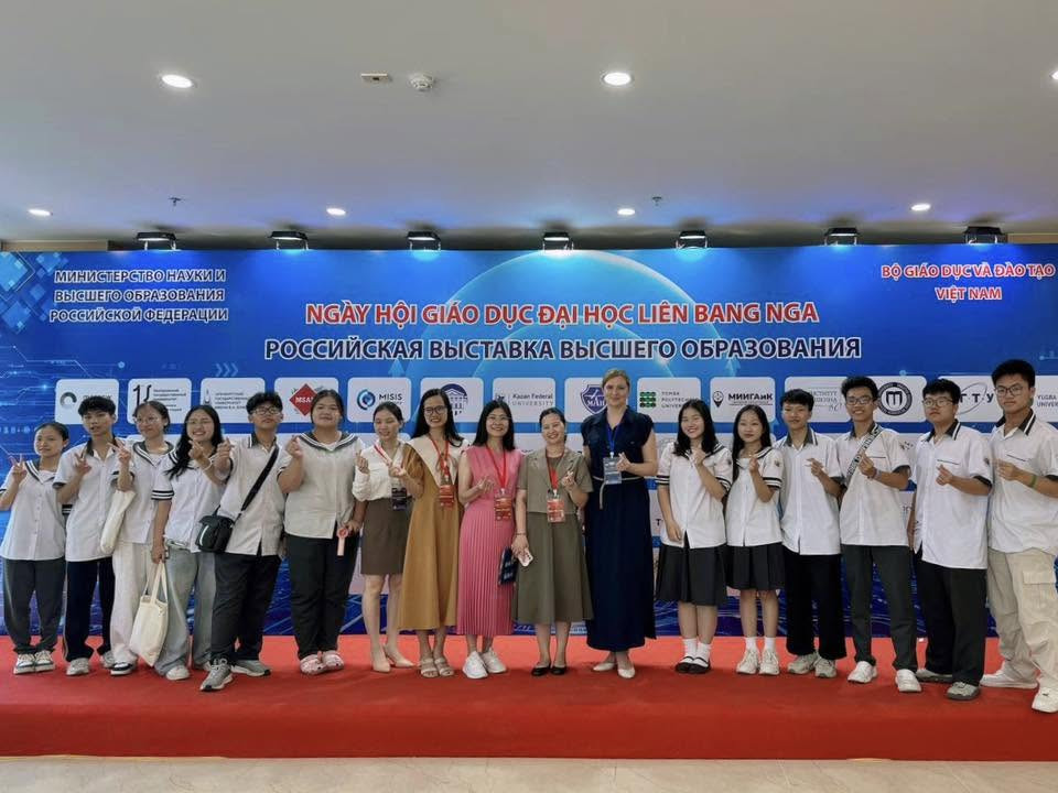 Phó Hiệu trưởng Đại học Quốc gia Tyumen và đại diện hocbongnga.com