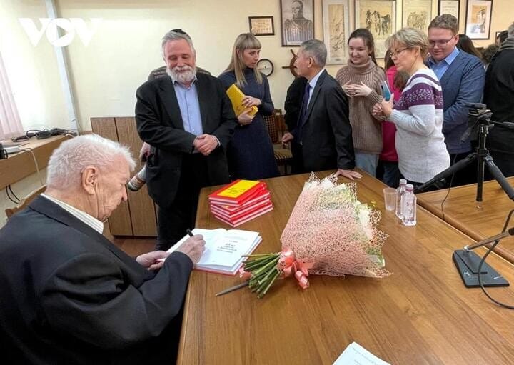 Nha Khoa Hoc Nga Evgeny Kobelev 2