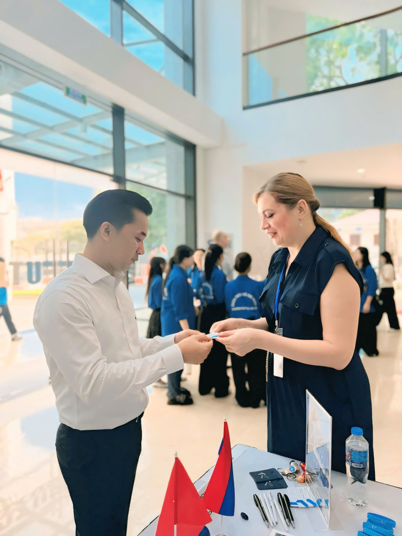 Đại diện Du học Nga gặp bà Ekaterina Grigorievna Sechenova Phó Hiệu trưởng Đại học Quốc gia Tyumen tại Hà Nội