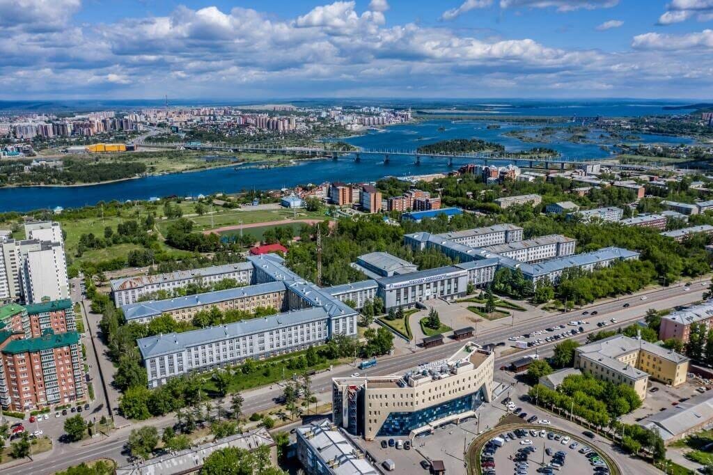 Toàn cảnh khuôn viên Đại học Kỹ thuật Quốc gia Irkutsk nhìn từ trên cao, với các tòa nhà học tập hiện đại nằm bên bờ sông Angara thơ mộng