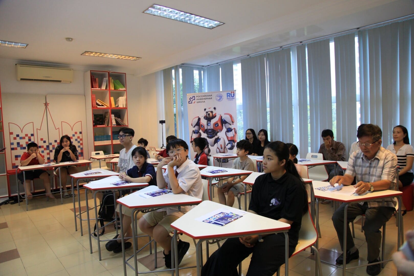 Các Bạn Nhỏ Hào Hứng Tham Gia Dự Án Trường Kỹ Sư Nga