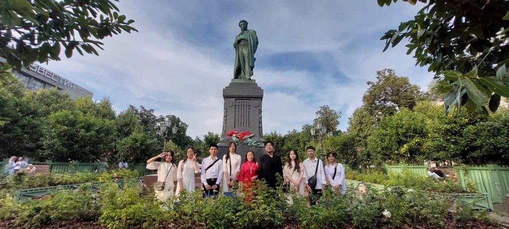 Các Thí Sinh Việt Nam Giành Giải Cuộc Thi Olympic Tiếng Nga Check In Với Tượng đài Pushkin