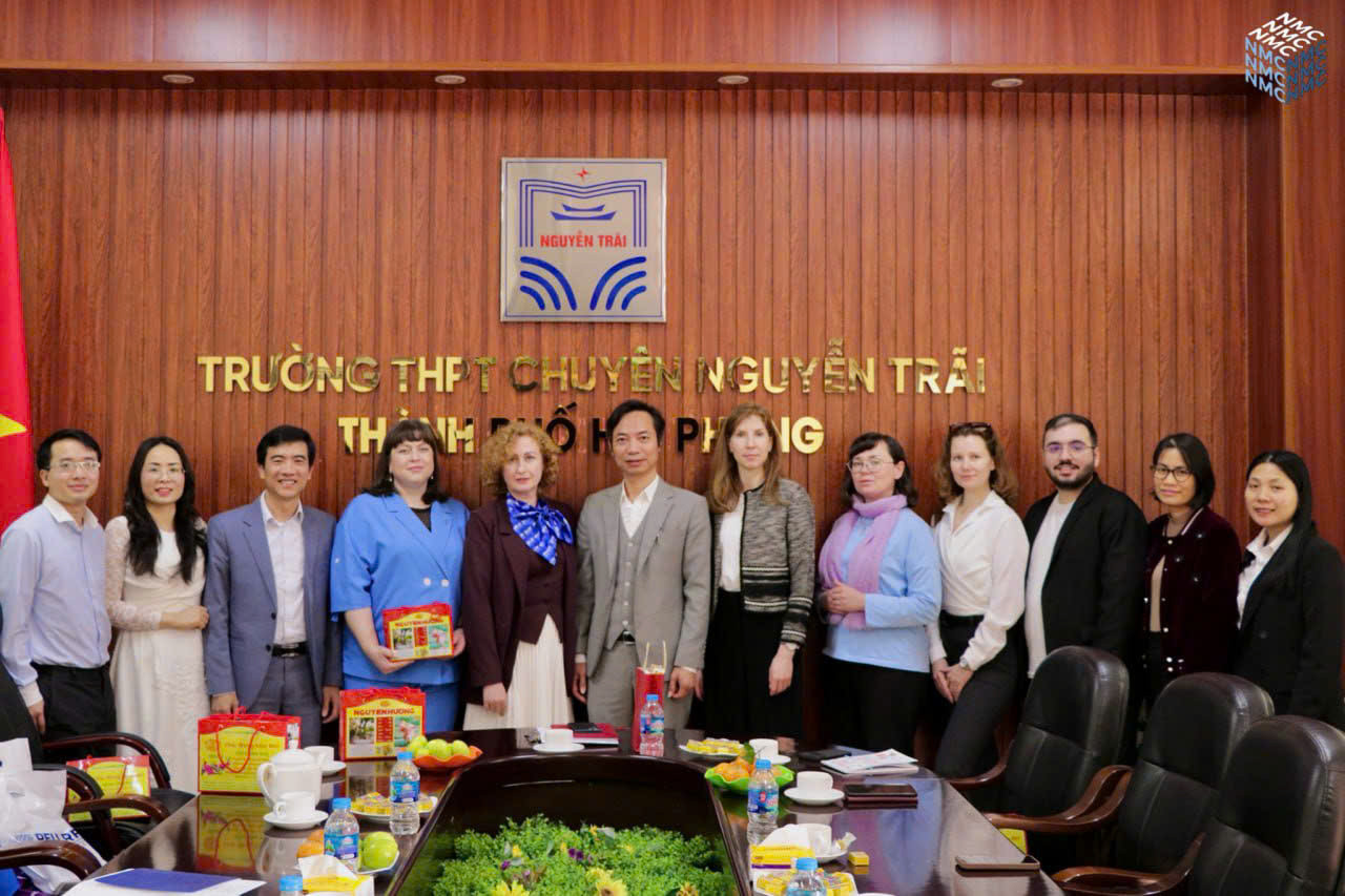 Đoàn đại diện các trường đại học Nga thăm Trường chuyên Nguyễn Trãi Hải Phòng