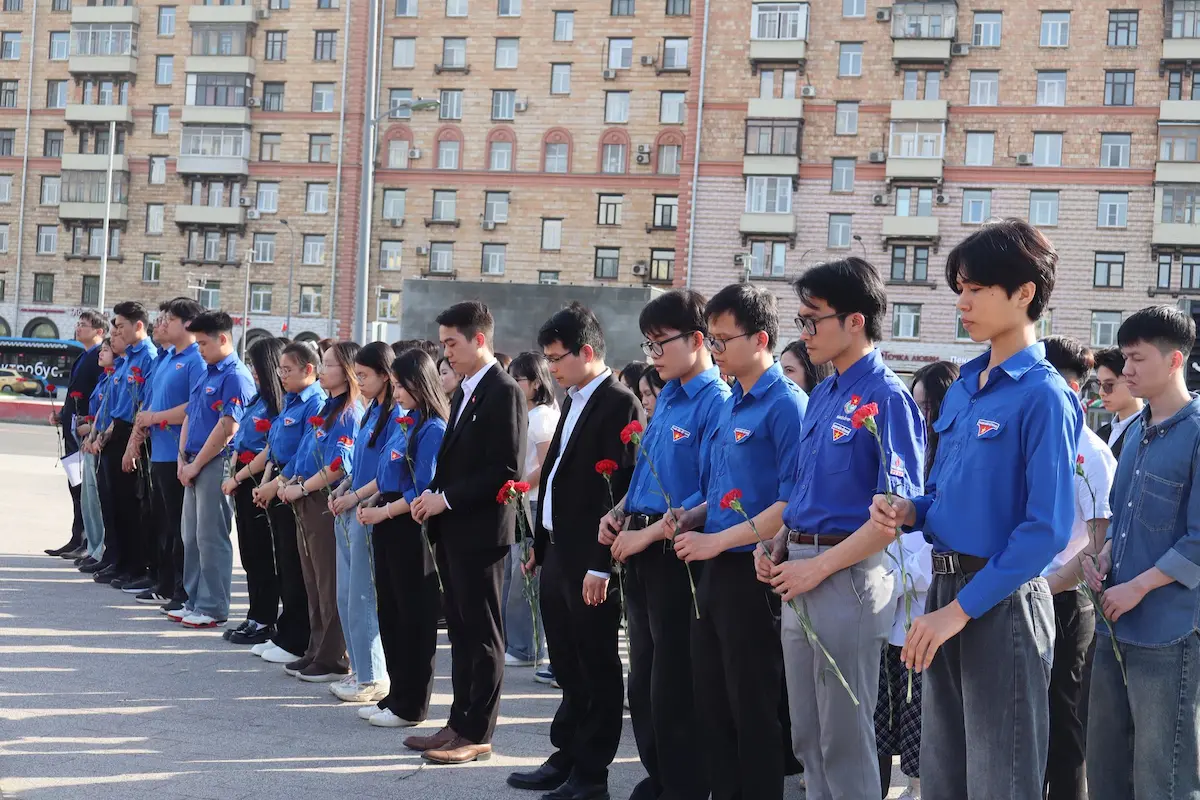 Sinh viên Việt Nam tại Nga dâng hoa kỷ niệm ngày sinh Chủ tịch Hồ Chí Minh