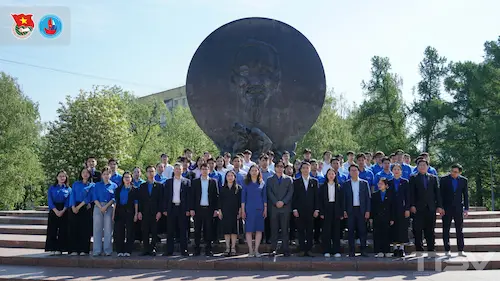 Sinh viên Việt Nam tại Nga dâng hoa tưởng nhớ Chủ tịch Hồ Chí Minh nhân ngày 19/5 - Du học Nga