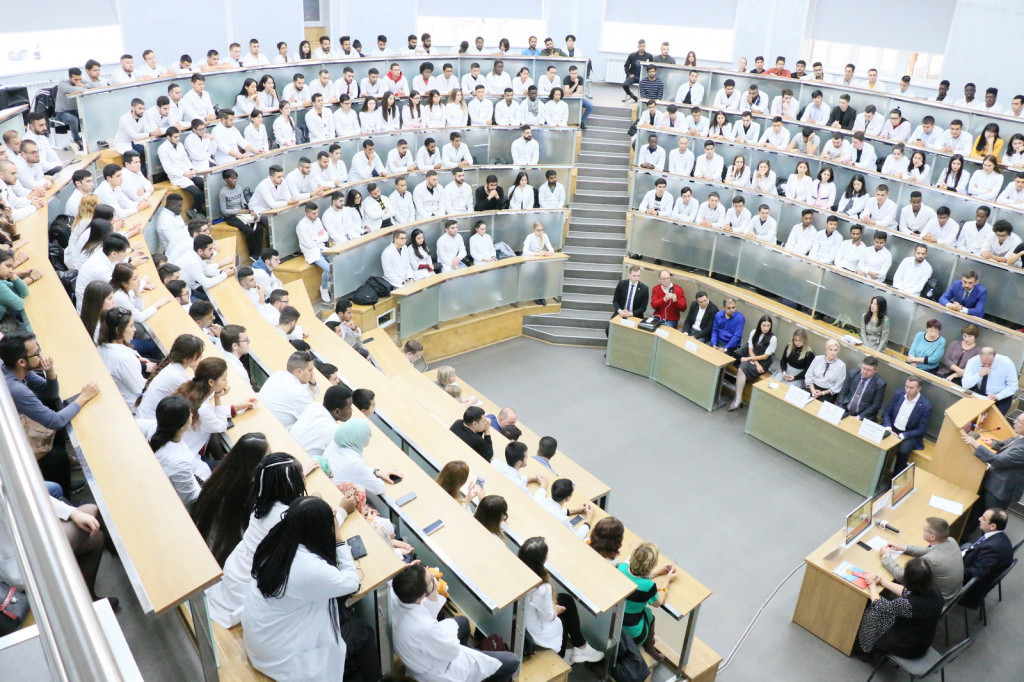 Buổi Gặp Gỡ Giữa Hiệu Trưởng Đại Học Y Khoa Quốc Gia Voronezh Mang Tên N.n. Burdenko Với Sinh Viên Quốc Tế.