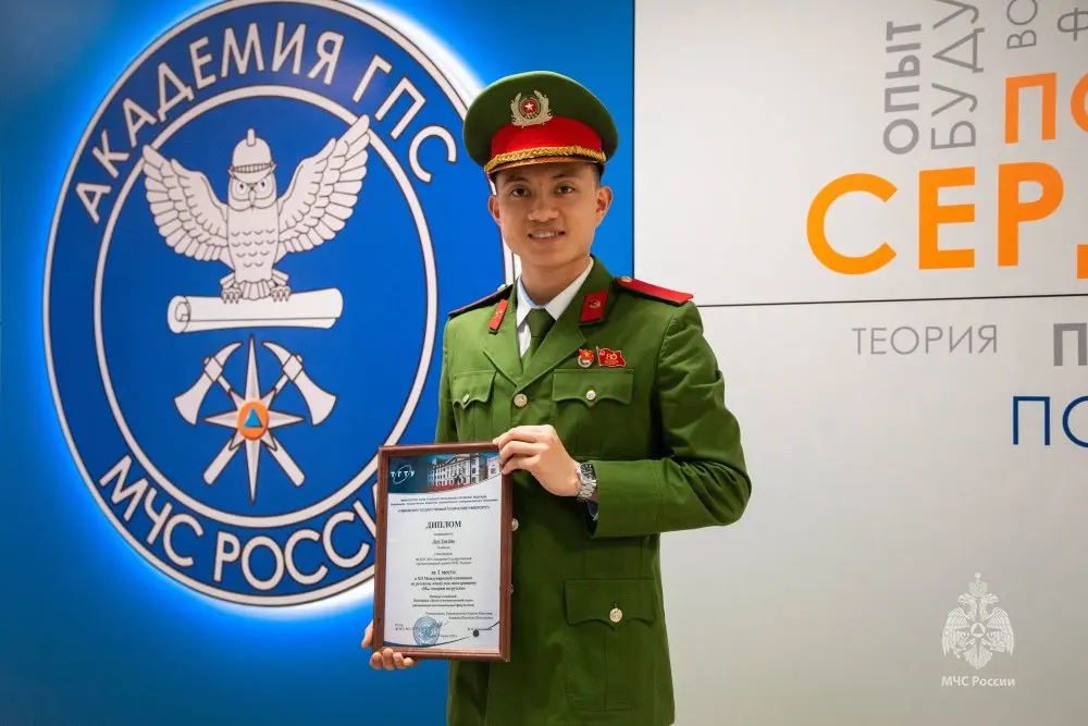 Học viên Việt Nam nhận giải Olympic tiếng Nga tại Học viện PCCC Nga