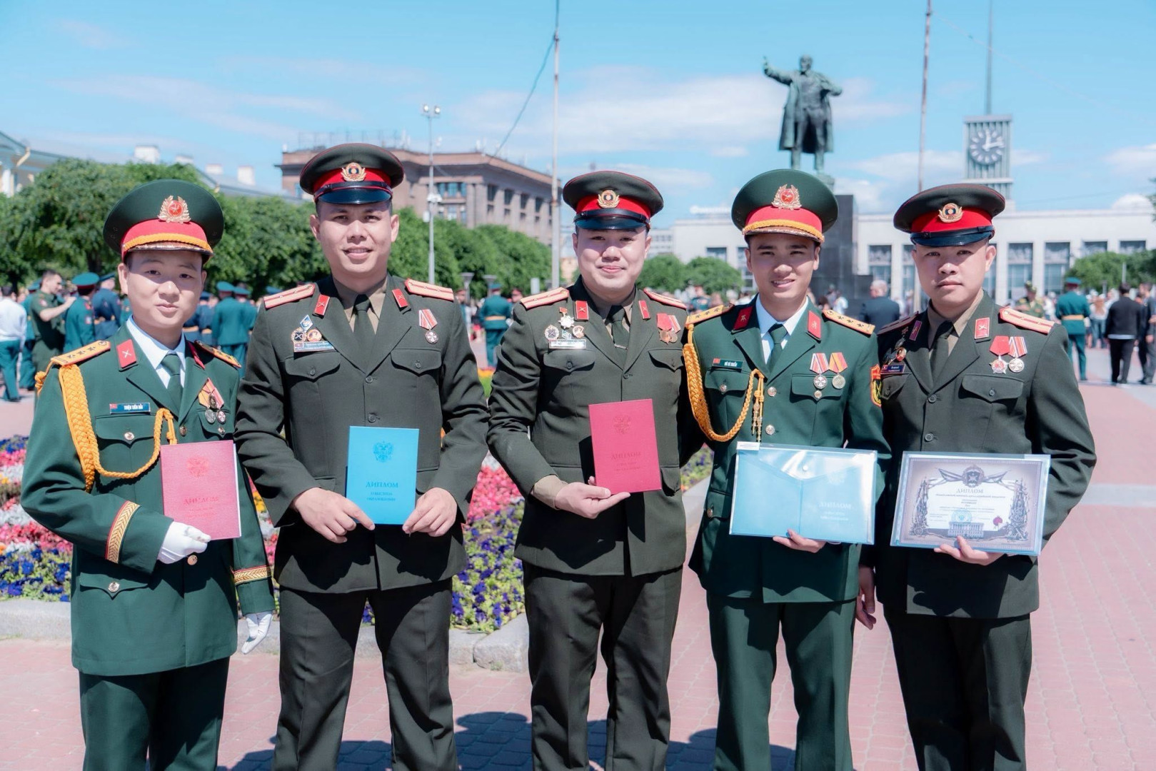 Du Học Sinh Việt Nam Tại Nga Nhận Bằng Đỏ 6