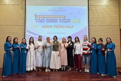 11 sinh viên Nga lần đầu sang Việt Nam theo chương trình trao đổi với Herzen University - Du học Nga