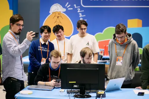 Ba sinh viên Việt Nam tại Đại học ITMO giành Giải Nhì Hackathon StarLine 2026 - Du học Nga