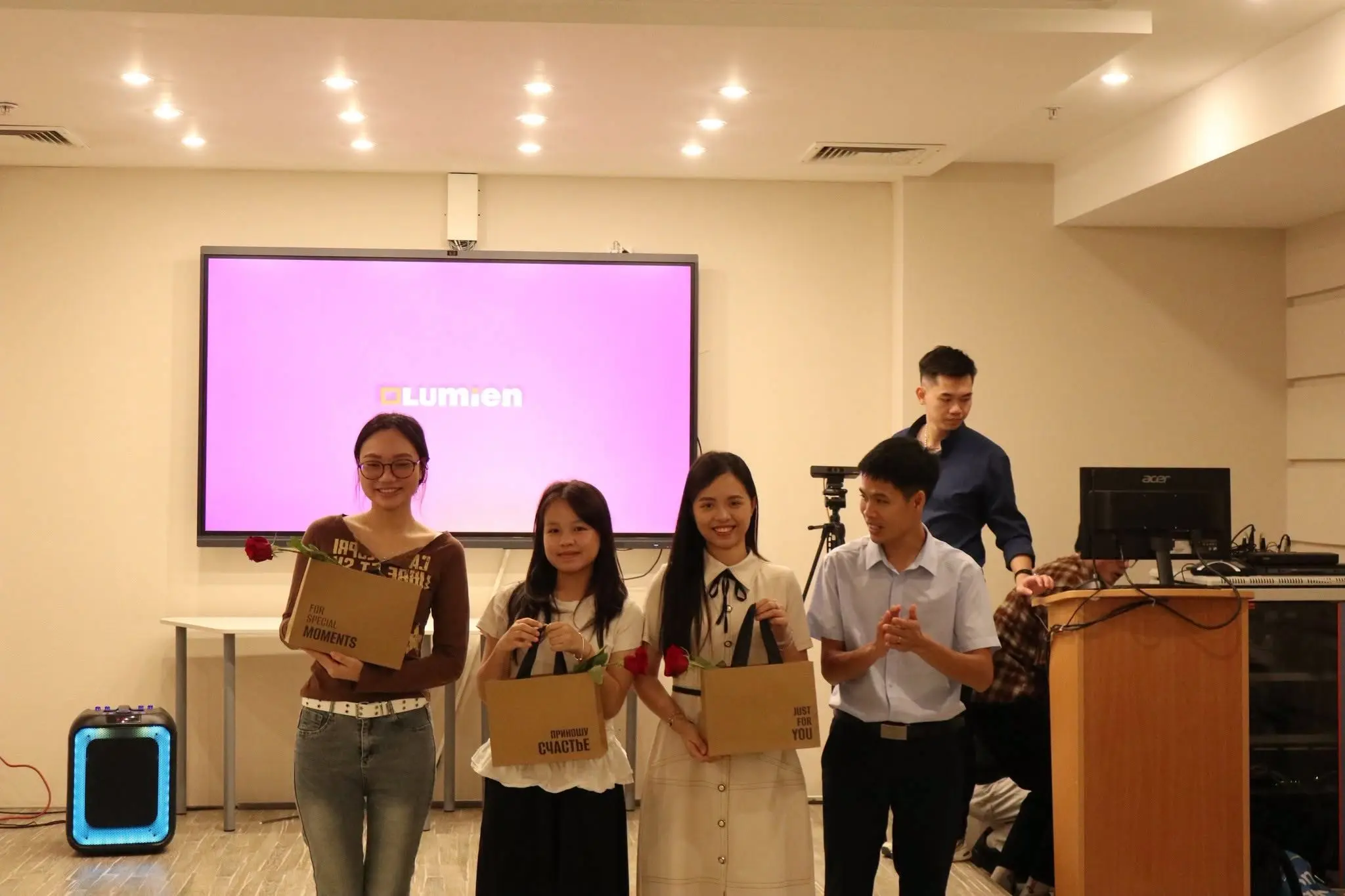 Sinh Viên Việt Nam Tại Đại Học Công Nghệ Hóa Mendeleev